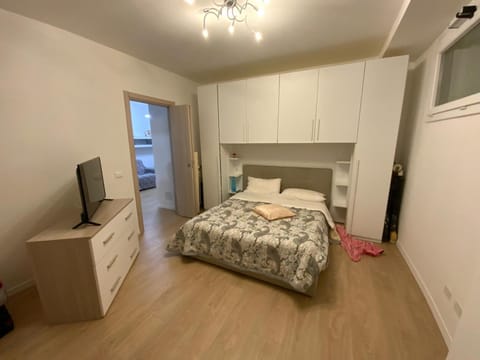 Bed, TV and multimedia, Photo of the whole room, Bedroom, wardrobe