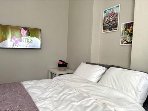 Communal lounge/ TV room, Bed, TV and multimedia, Photo of the whole room, Evening entertainment, Bedroom, Text overlay