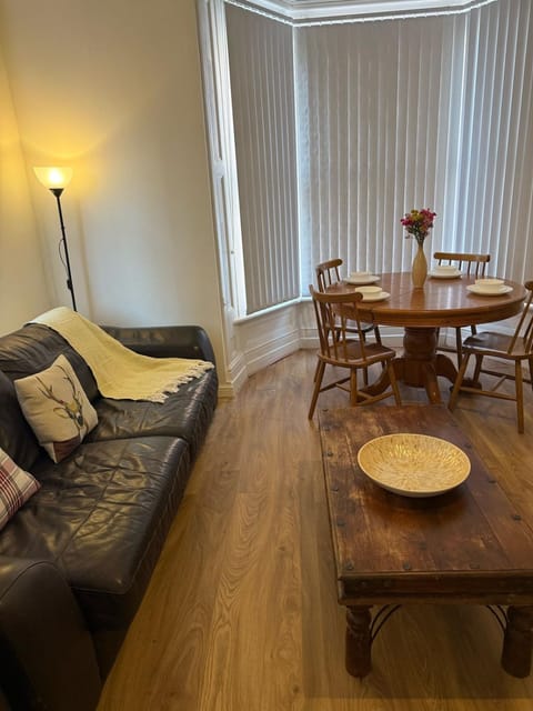 Central location - 3 BR Spacious Townhouse - WiFi - Netflix House in Leicester