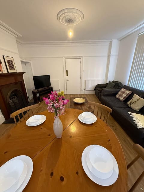 Communal lounge/ TV room, Living room, Seating area, Dining area, Evening entertainment