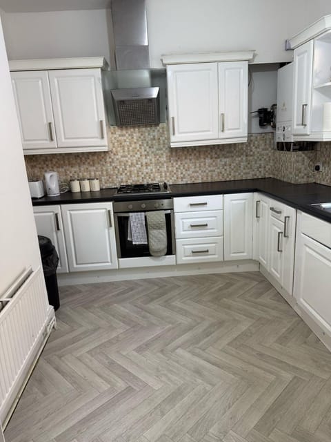 Central location - 3 BR Spacious Townhouse - WiFi - Netflix House in Leicester