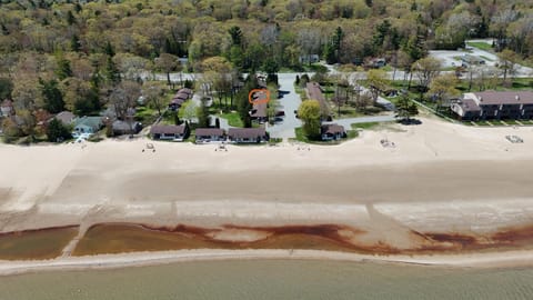 Surfside 13 - Cute Lakefront Condo! House in Oscoda Township