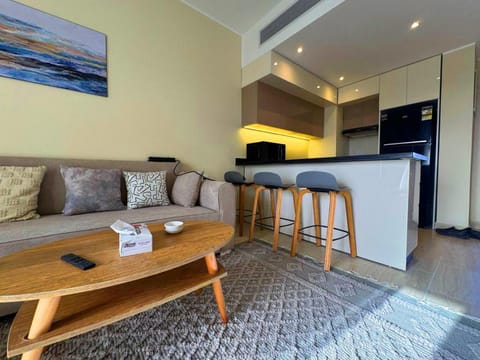 Kitchen or kitchenette, Seating area, oven