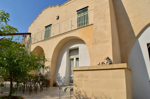 Facade/entrance, Spring, Day, Garden, On site, Garden view