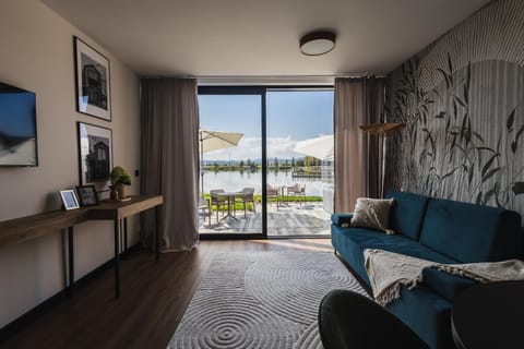 Communal lounge/ TV room, Natural landscape, TV and multimedia, Living room, Evening entertainment, Lake view, Mountain view