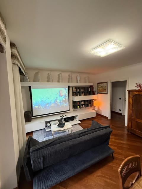 TV and multimedia, Seating area, Dining area