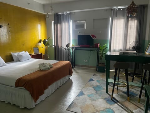 Bed, TV and multimedia, Dining area