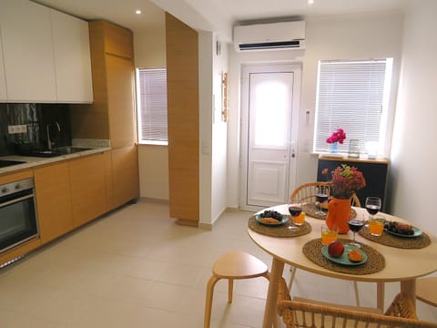 Kitchen or kitchenette, Dining area, oven, stove, toaster