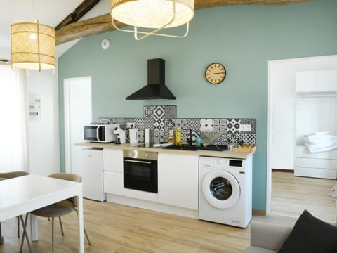 Kitchen or kitchenette, Dining area, stove, toaster, washing machine