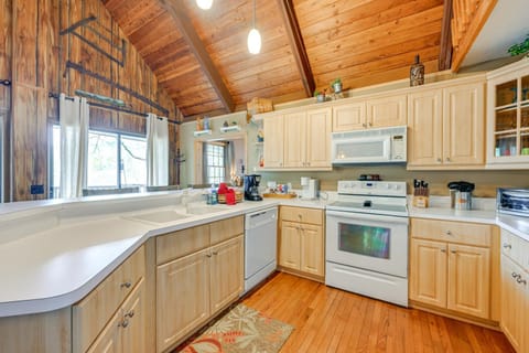 Mtn-View Home with Deck, Fire Pit and BBQ in Almond House in Stecoah