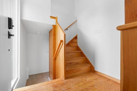 Modern Lakefront Retreat w King Bed House in Saugerties