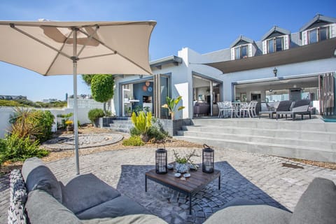 Property building, Patio, Day, Garden, View (from property/room), Balcony/Terrace, Seating area, Garden view, sunbed