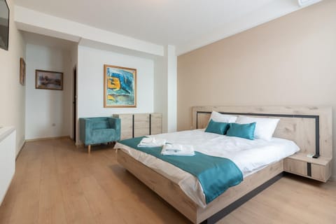 Bed, Photo of the whole room, Bedroom, Lake view