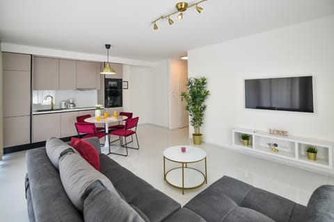 TV and multimedia, Kitchen or kitchenette, Seating area, Dining area, oven, stove