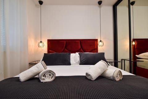 Bed, Photo of the whole room, Bedroom, towels