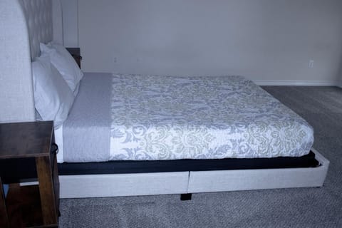 Spacious 4200 sqft - 6 bdrms 4 bath - Gym - Pets OK Near PGA - Universal KIDS - Star Frisco Villa in Little Elm