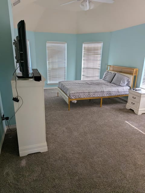 Spacious 4200 sqft - 6 bdrms 4 bath - Gym - Pets OK Near PGA - Universal KIDS - Star Frisco Villa in Little Elm