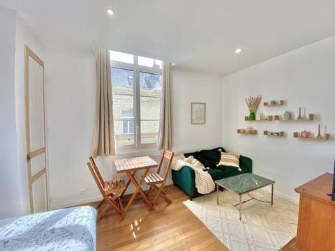 TV and multimedia, View (from property/room), Living room, Decorative detail, Seating area, Dining area, Family, furniture, storage