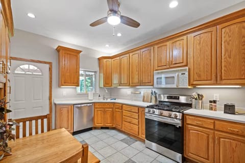 Kitchen or kitchenette, dishwasher, stove