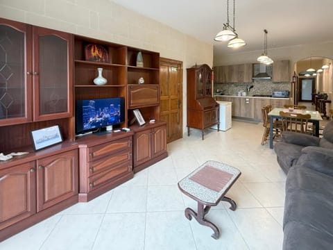 TV and multimedia, Kitchen or kitchenette, Living room, Seating area, Dining area