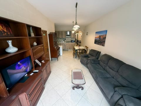 TV and multimedia, Kitchen or kitchenette, Living room, Seating area, Dining area