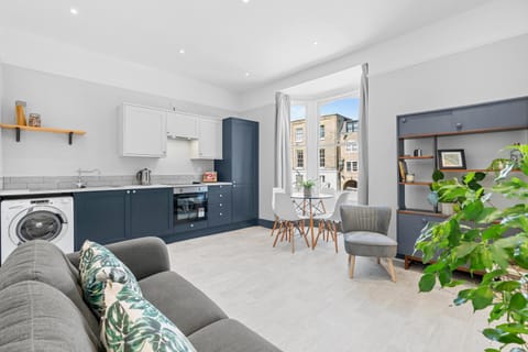 Kitchen or kitchenette, Living room, Seating area, Dining area