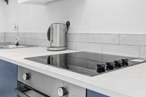 Coffee/tea facilities, Kitchen or kitchenette, stove