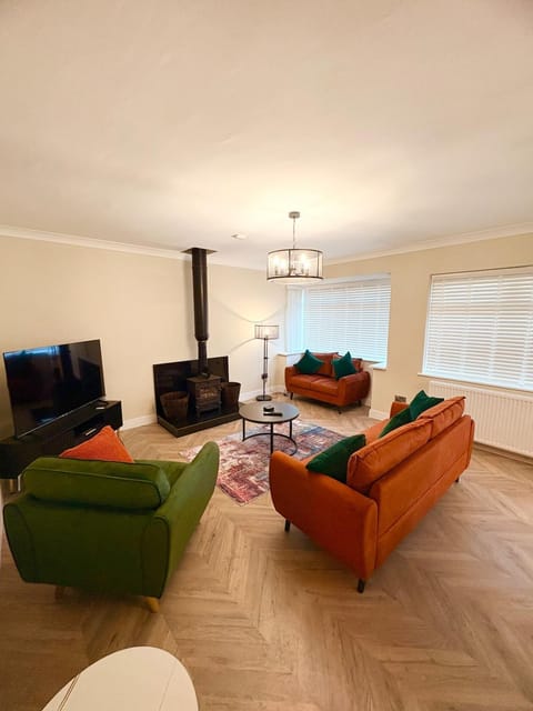 Communal lounge/ TV room, TV and multimedia, Living room, Seating area