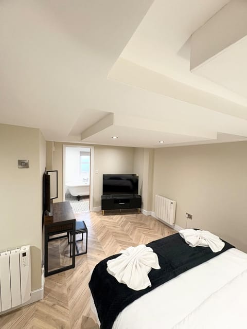 Bed, TV and multimedia, Bedroom