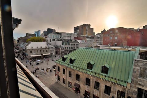 Bedroom, City view