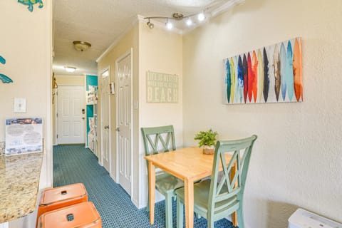 Walk to Galveston Beach Resort-Style Gem with Pool Apartment in Galveston Island