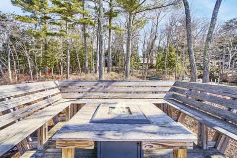 Lakeside Getaway - Lake Access & Firepit House in Wolfeboro