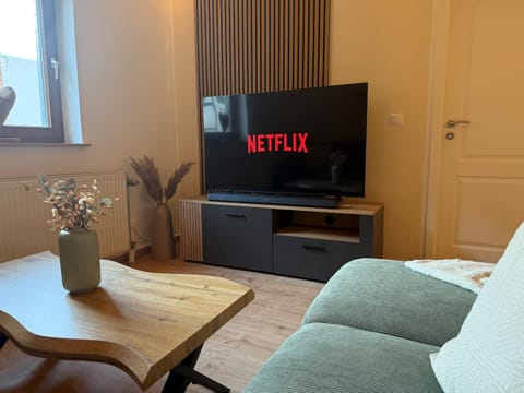 Communal lounge/ TV room, TV and multimedia, Living room, Seating area, Evening entertainment