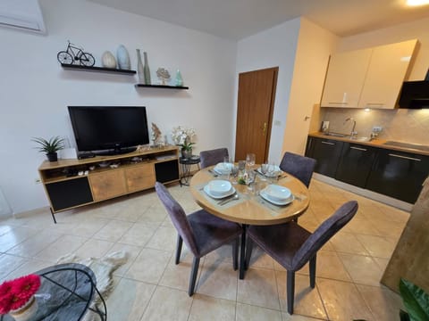TV and multimedia, Kitchen or kitchenette, Seating area, Dining area