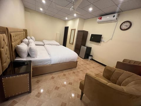 Communal lounge/ TV room, TV and multimedia, Photo of the whole room, Seating area, Evening entertainment, Bedroom, air conditioner