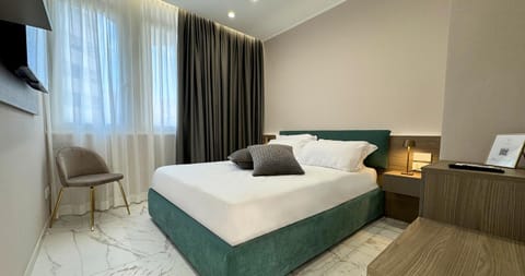 Bed, TV and multimedia, Photo of the whole room, Bedroom