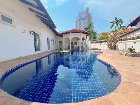 Property building, Day, Pool view, Swimming pool