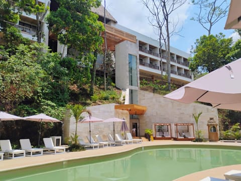 Property building, Patio, Spring, Off site, Day, Garden, Garden view, Pool view, Swimming pool, sunbed