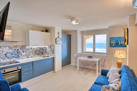 Kitchen or kitchenette, Living room, Seating area, Dining area, minibar, oven, pet friendly, stove