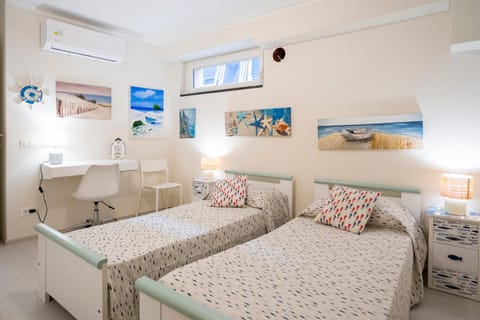 Bed, TV and multimedia, Living room, Photo of the whole room, Seating area, Bedroom, air conditioner