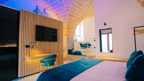 Bed, TV and multimedia, Bedroom
