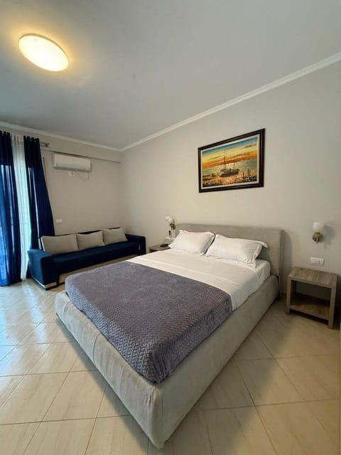 Bed, Living room, Photo of the whole room, Seating area, Bedroom, air conditioner