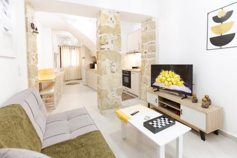 Communal lounge/ TV room, TV and multimedia, Living room, Seating area, Evening entertainment