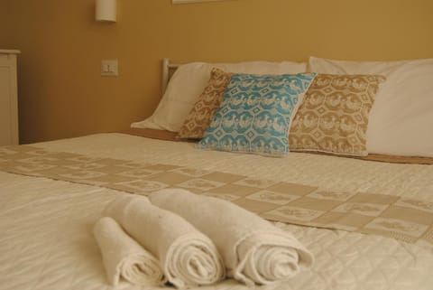 Bed, Bedroom, towels