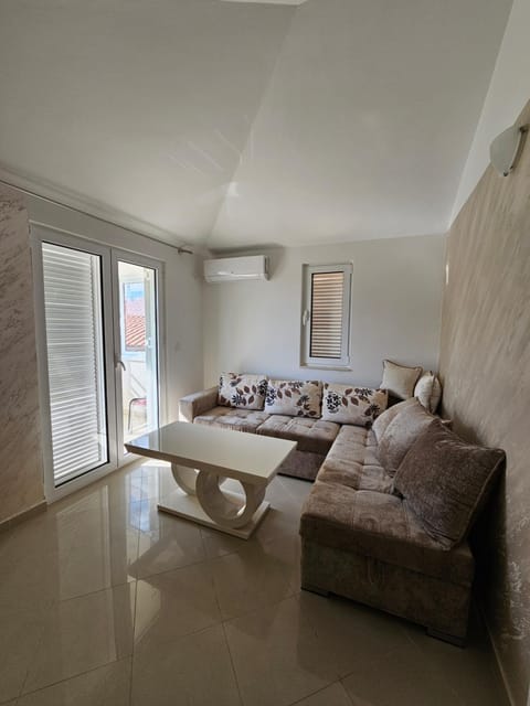 Bed, TV and multimedia, Living room, Seating area, air conditioner
