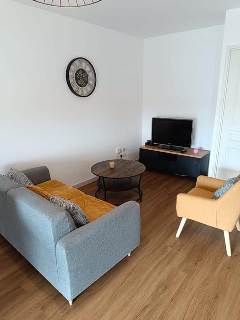 Communal lounge/ TV room, TV and multimedia, Living room, Seating area, Evening entertainment