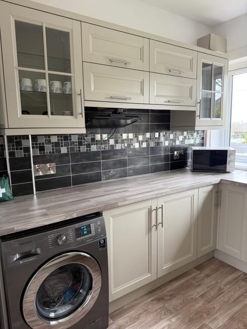 Kitchen or kitchenette, washing machine