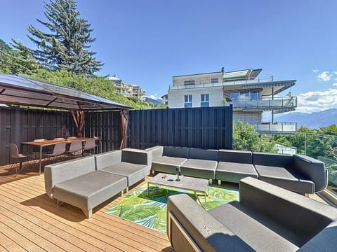 Property building, Patio, Natural landscape, BBQ facilities, View (from property/room), Balcony/Terrace, Living room, Garden view, Lake view, Landmark view, Mountain view