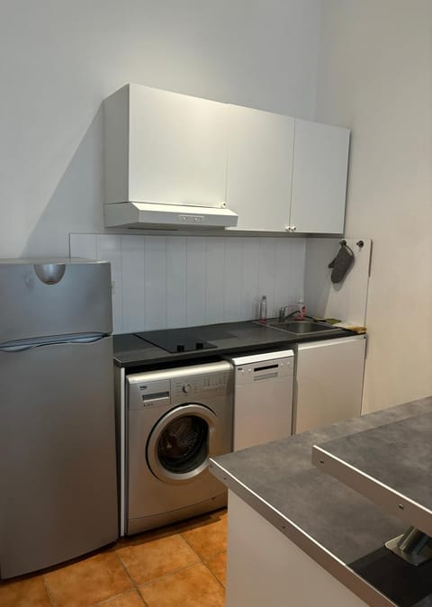 Kitchen or kitchenette, stove, washing machine