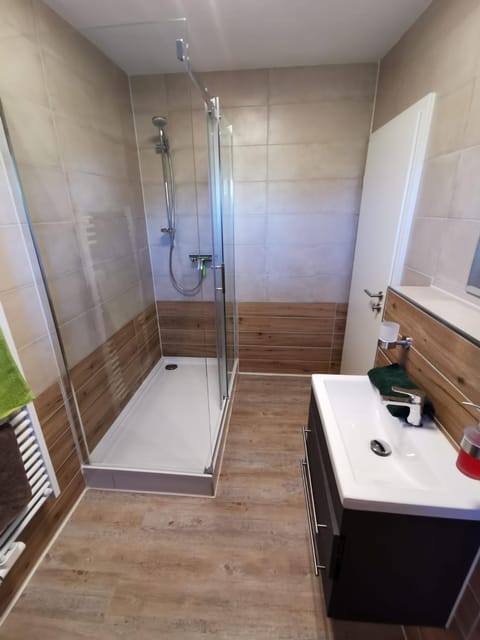 Shower, Bathroom, towels